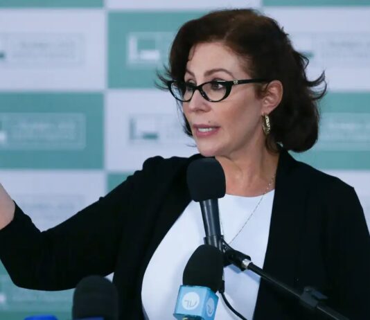 Carla Zambelli renuncia ao mandato; Câmara dará posse ao suplente