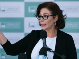 Alexandre de Moraes arquiva investigação contra Carla Zambelli por obstrução e coação