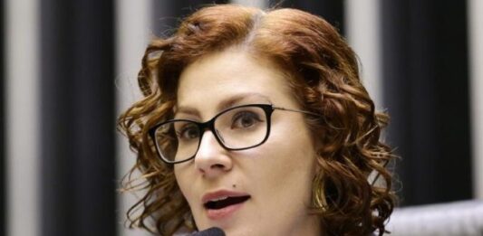 Justiça da Itália aceita extradição de Carla Zambelli ao Brasil