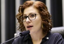 Zambelli pede ao STF salvo-conduto para vir ao Brasil votar na mãe