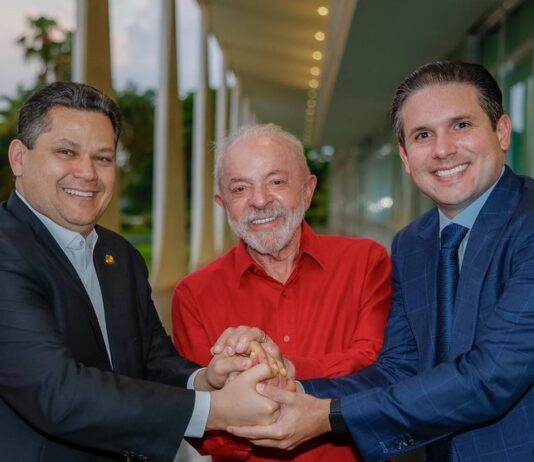 Davi Alcolumbre e Hugo Motta visitam presidente Lula