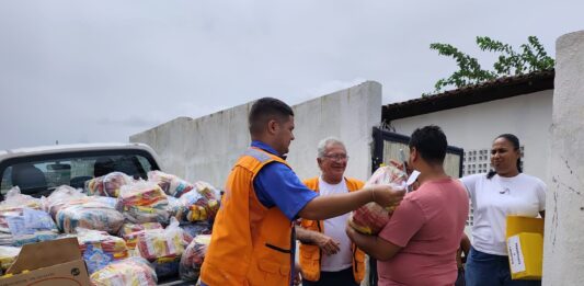 Prefeitura de João Pessoa entrega cestas básicas para famílias atingidas pela enchente das Três Lagoas