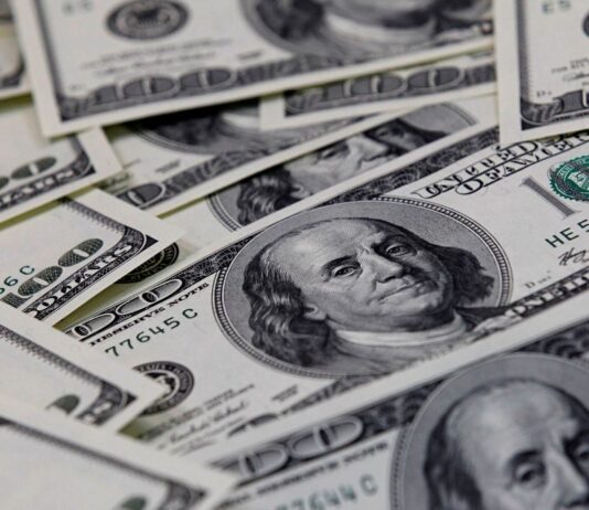 Banco Central leiloará US$ 3 bilhões na segunda-feira (16) para segurar o dólar