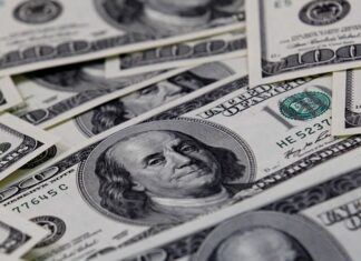 Dólar sobe e petróleo dispara com ataque militar ao Irã; entenda