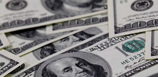 Dólar sobe e petróleo dispara com ataque militar ao Irã; entenda