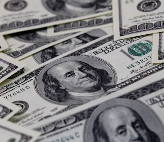 Dólar sobe e petróleo dispara com ataque militar ao Irã; entenda