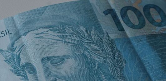 Aposentados e pensionistas do INSS começam a receber 13º nesta sexta-feira