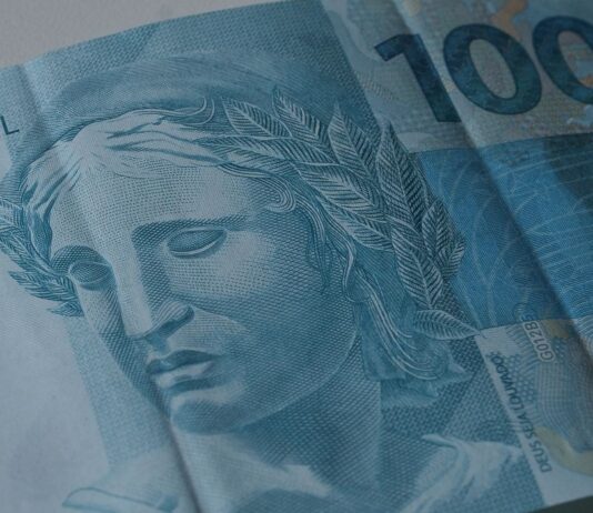 Aposentados e pensionistas do INSS começam a receber 13º nesta sexta-feira