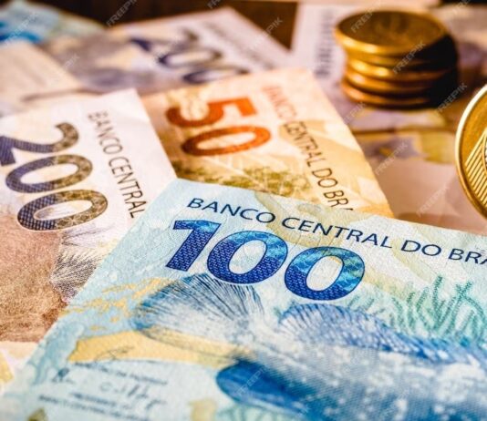 Brasileiros retiram R$ 10,5 bilhões da poupança em agosto