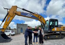 Fortalecimento da agricultura familiar. Efraim ao lado de Adriano Galdino entregam retroescavadeira para o município de Pocinhos