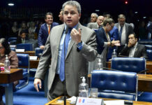 Efraim celebra derrubada do trecho de MP que revoga a desoneração da folha de pagamento dos municípios