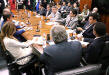 “A bancada federal tem feito a sua parte”, diz Efraim ao defender união de forças em prol da Paraíba