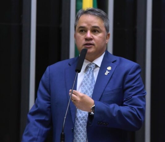 “A gente luta pela inclusão real”, diz Efraim ao reforçar compromisso com a causa do autismo