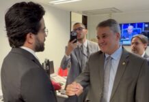 Ranking dos Políticos: Cercado de prefeitos, Efraim recebe notícia do título de ‘Melhor senador da atual Legislatura no Congresso Nacional’