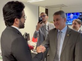 Ranking dos Políticos: Cercado de prefeitos, Efraim recebe notícia do título de ‘Melhor senador da atual Legislatura no Congresso Nacional’