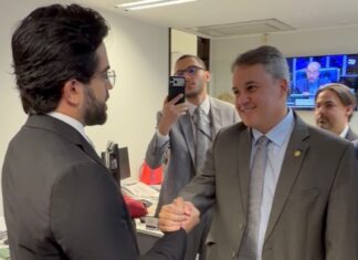 Ranking dos Políticos: Cercado de prefeitos, Efraim recebe notícia do título de ‘Melhor senador da atual Legislatura no Congresso Nacional’