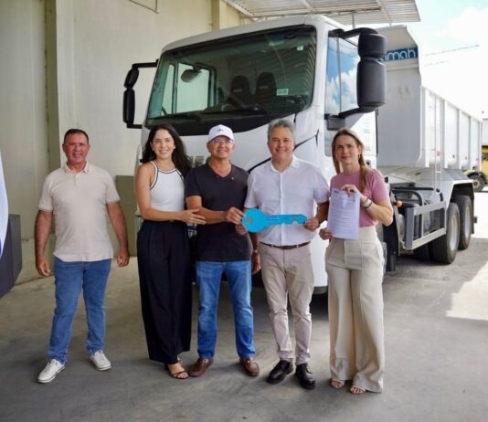 Efraim Filho entrega máquinas e veículos a quatro municípios e reforça compromisso com o desenvolvimento da Paraíba