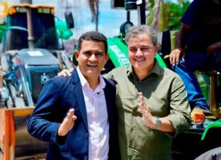 Ao receber título de cidadão de Caaporã, Efraim recebe adesão do prefeito Chico Nazário para o governo