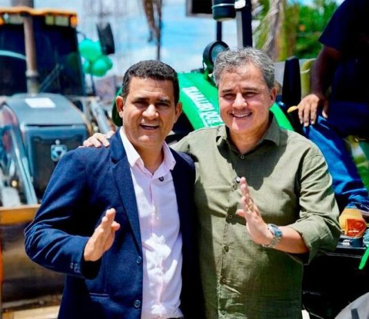 Ao receber título de cidadão de Caaporã, Efraim recebe adesão do prefeito Chico Nazário para o governo