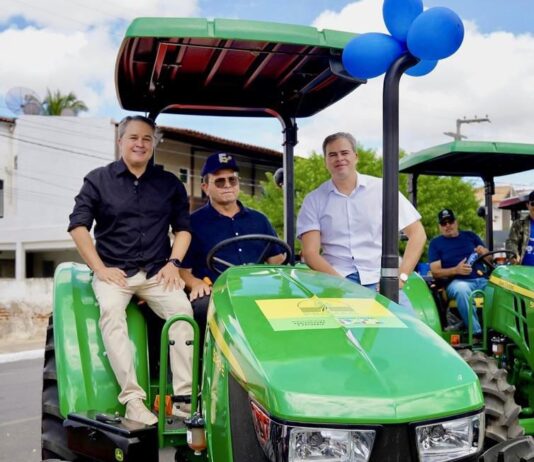 Pré-candidato a governador Efraim entrega poços, tratores, caminhão e retroescavadeira fortalecendo a agricultura em Sumé