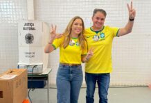 Efraim Filho vota em João Pessoa e vai acompanhar apuração ao lado de Flávio Bolsonaro em Brasília