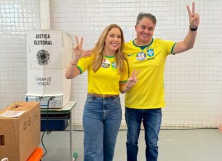 Efraim Filho vota em João Pessoa e vai acompanhar apuração ao lado de Flávio Bolsonaro em Brasília
