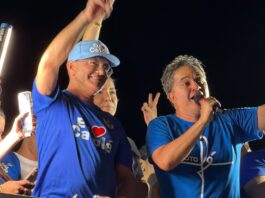 Catolé do Rocha encerra agenda de rua de Efraim com multidão, abraços e demonstrações de carinho