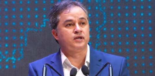 Efraim marca primeiro debate com propostas, firmeza e defesa de uma nova Paraíba
