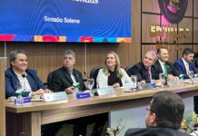 “Compromisso com o trabalho”, diz Efraim ao recebe título de cidadão Patoense