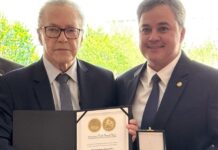 Fecomércio-PB homenageia, em Brasília, senador Efraim Filho com Medalha Mérito Comercial Corálio Oliveira