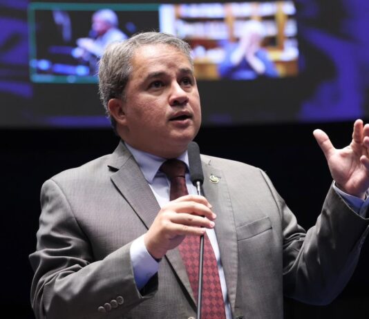 Efraim propõe pauta por leis mais rigorosas para crueldade contra animais, após caso do Cão Orelha