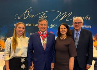 Efraim recebe a maior honraria da Marinha por atuação em defesa das Forças Armadas do Brasil