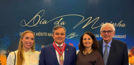 Efraim recebe a maior honraria da Marinha por atuação em defesa das Forças Armadas do Brasil