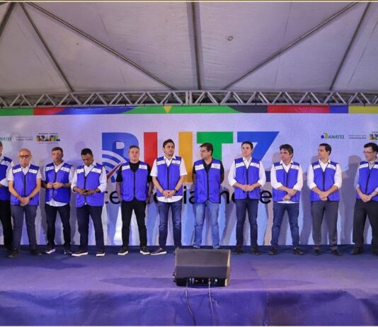 Ao lado do ministro das Comunicações, senador Efraim participa de Blitz da Telefonia móvel