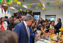 Efraim leva clima junino da Paraíba ao Senado
