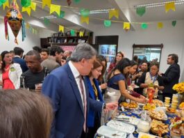 Efraim leva clima junino da Paraíba ao Senado