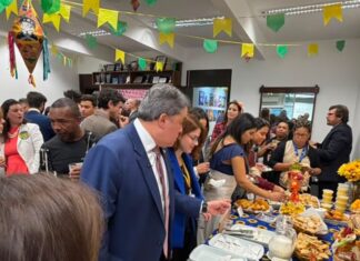 Efraim leva clima junino da Paraíba ao Senado