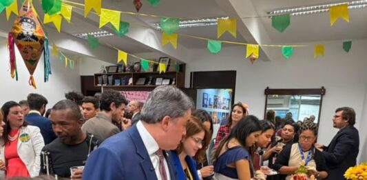 Efraim leva clima junino da Paraíba ao Senado