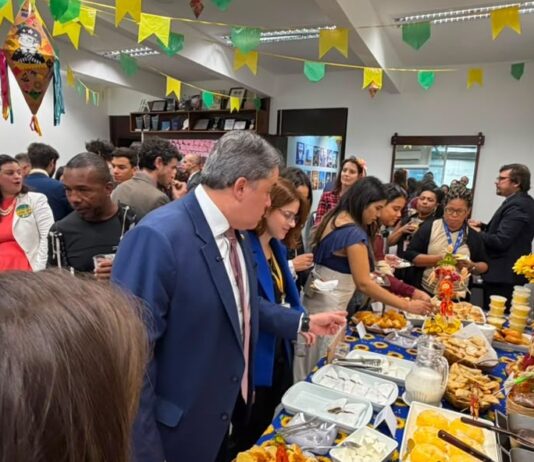 Efraim leva clima junino da Paraíba ao Senado