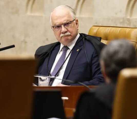 Edson Fachin tira pedido de investigação contra Mendonça do inquérito das fake news