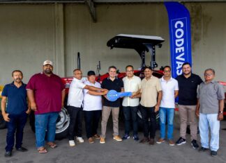 Efraim entrega máquinas e implementos agrícolas para 11 municípios e reforça compromisso com o desenvolvimento do interior