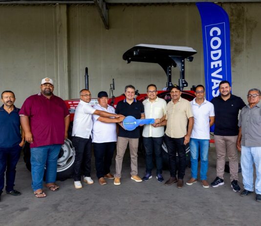 Efraim entrega máquinas e implementos agrícolas para 11 municípios e reforça compromisso com o desenvolvimento do interior