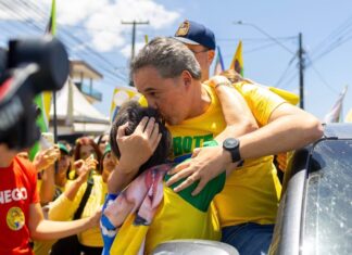 Efraim encerra fim de semana com multidão em carreata histórica em Santa Rita e Bayeux