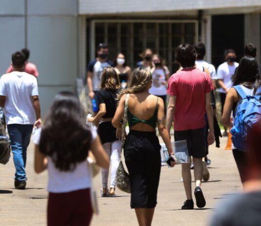 Quase cinco milhões de estudantes farão 1ª parte do Enem no domingo