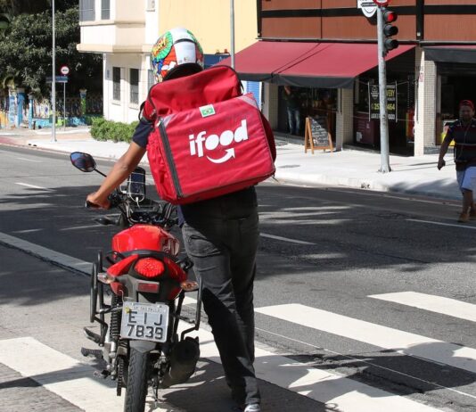 Lei proíbe consumidor de exigir que entregador suba até apartamentos na Paraíba