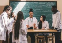 Restrição ao uso do celular nas escolas já está valendo