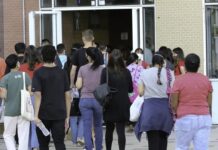 Renda baixa e racismo impedem conclusão do ensino básico, diz pesquisa