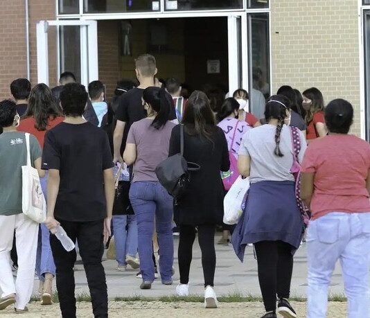 Mais de 54% dos graduandos já abandonaram curso para cuidar dos filhos