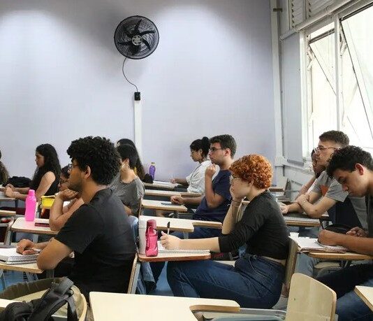 Mais de 98 mil inscritos fizeram o Enem 2025 em busca da certificação do ensino médio