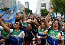 Evangélicos crescem e representam mais de um quarto da população